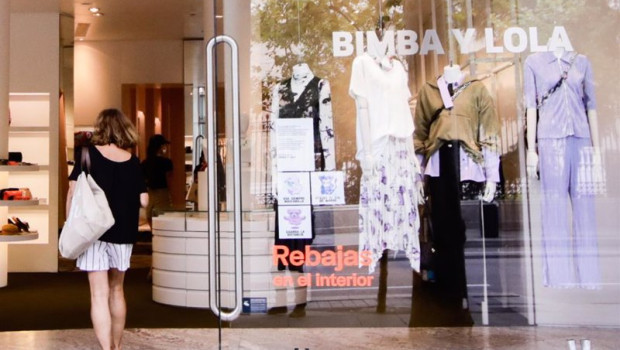 ep archivo una mujer entra por la puerta de una de las tiendas fisicas de la marca bimba y lola ep archivo una mujer entra por la puerta de una de las tiendas fisicas de la marca bimba y lola