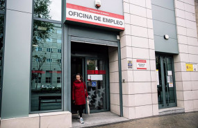 ep archivo   una mujer sale de una oficina de empleo
