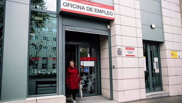 ep archivo   una mujer sale de una oficina de empleo