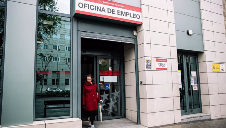 Archivo - Una mujer sale de una oficina de empleo | Carlos Luján - Europa Press - Archivo ep archivo una mujer sale de una oficina de empleo