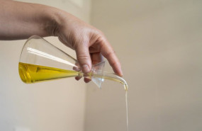 ep archivo   una persona echa aceite de una aceitera a 21 de junio de 2024 en barcelona catalunya