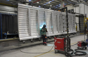 ep archivo   una persona trabaja en las instalaciones de la empresa talgo a 18 de diciembre de 2025