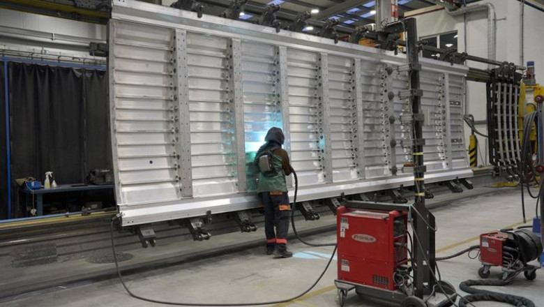 ep archivo   una persona trabaja en las instalaciones de la empresa talgo a 18 de diciembre de 2025