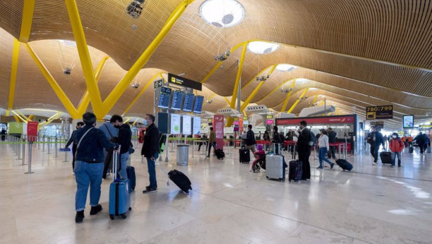 ep archivo   viajeros con maletas en la terminal t 4 del aeropuerto adolfo suarez madrid barajas a