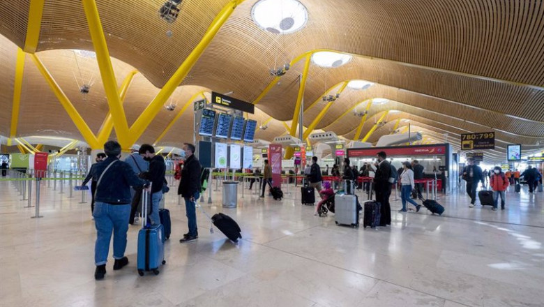 Viajeros con maletas en el Aeropuerto Adolfo Suárez Madrid-Barajas | Alberto Ortega - Europa Press - Archivo ep archivo viajeros con maletas en la terminal t 4 del aeropuerto adolfo suarez madrid barajas a