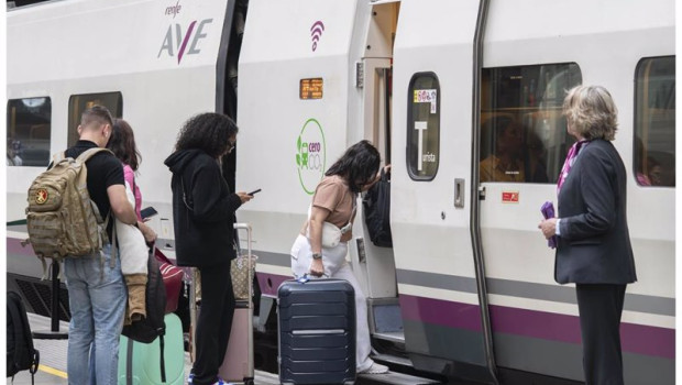 ep archivo   viajeros subiendose a un tren de la empresa renfe