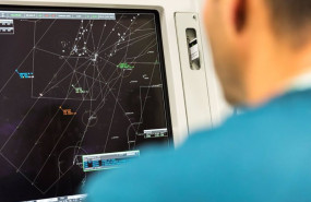 ep controlador aereo en el centro de control de enaire en canarias