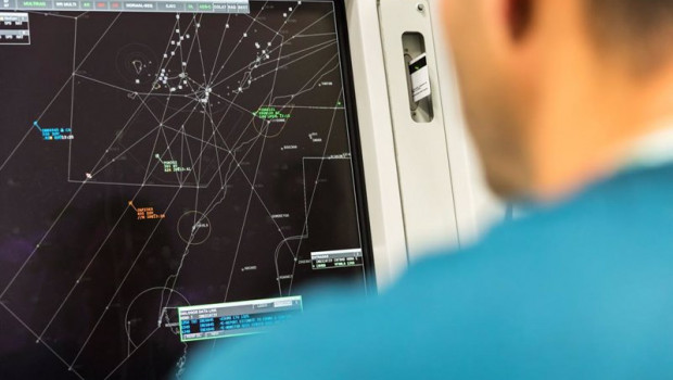 ep controlador aereo en el centro de control de enaire en canarias