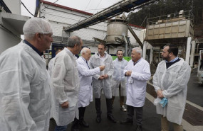 ep el conselleiro do mar alfonso villares visita las instalaciones de la conservera conservas del