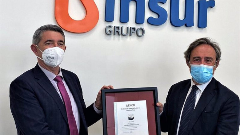 El director de Aenor en Andalucía, Antonio Pérez, y el presidente de Grupo Insur, Ricardo Pumar. | GRUPO INSUR. ep el director de aenor en andalucia antonio perez y el presidente de grupo insur ricardo pumar