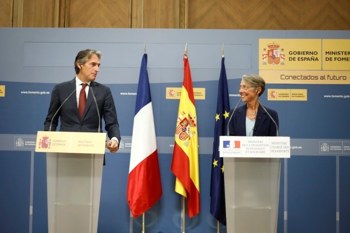 El entonces ministro de Fomento, Íñigo de la Serna, y la ministra de Transportes francesa, Elisabeth Borne, en una fotografía de 2017 | EUROPA PRESS - Archivo ep el entonces ministro de fomento inigo de la serna y la ministra de transportes francesa elisabeth