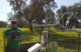 ep el investigador del ifapa pedro gomez comprueba los datos de la medicion del flujo de co2 en el