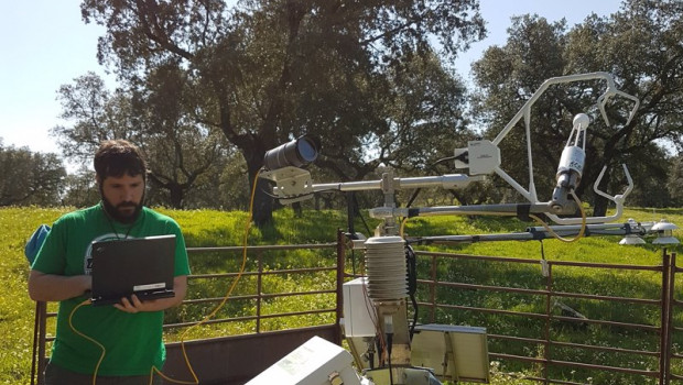 ep el investigador del ifapa pedro gomez comprueba los datos de la medicion del flujo de co2 en el