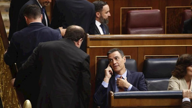 ep el lider de erc oriol junqueras pasando junto al escano del presidente del gobierno en funciones