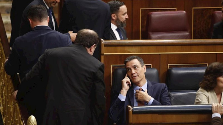 El líder de ERC, Oriol Junqueras, pasando junto al escaño del presidente del Gobierno en funciones, Pedro Sánchez, en el Congreso de los Diputados. | Eduardo Parra - Europa Press - Archivo ep el lider de erc oriol junqueras pasando junto al escano del presidente del gobierno en funciones
