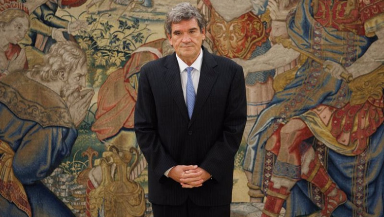 El nuevo gobernador del Banco de España, José Luis Escrivá, posa durante el acto de toma posesión de su cargo ante el Rey, en el Palacio de la Zarzuela, este viernes. | Alejandro Martínez Vélez - Europa Press ep el nuevo gobernador del banco de espana jose luis escriva posa durante el acto de toma posesion