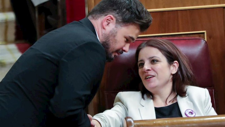 Jesús Hellín - Europa Press - Archivo ep el portavoz adjunto de erc en el congreso de los diputados gabriel rufian estrecha la mano de la