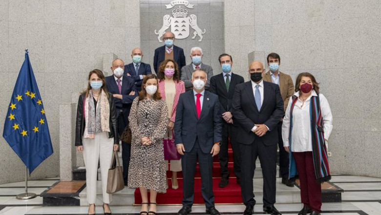 El presidente del Gobierno de Canarias, Ángel Víctor Torres, con representantes de la Mesa del Tabaco | GOBIERNO DE CANARIAS ep el presidente del gobierno de canarias angel victor torres con representantes de la mesa del