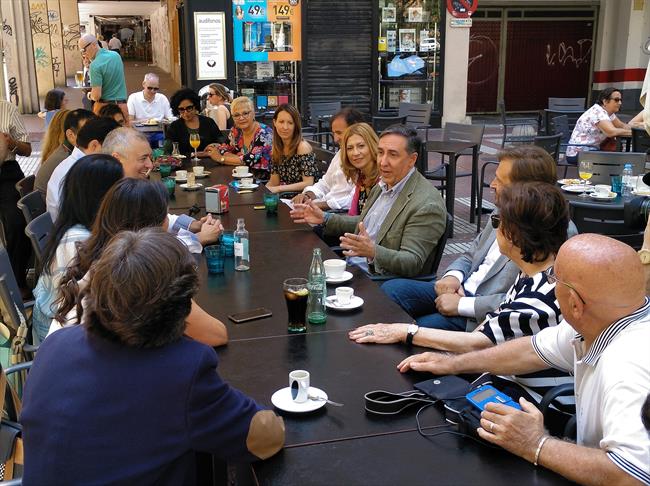 Encuentro de García Hernández con militantes en una cafetería de Zaragoza. | EUROPA PRESS ep encuentrogarcia hernandezmilitantesuna cafeteriazaragoza