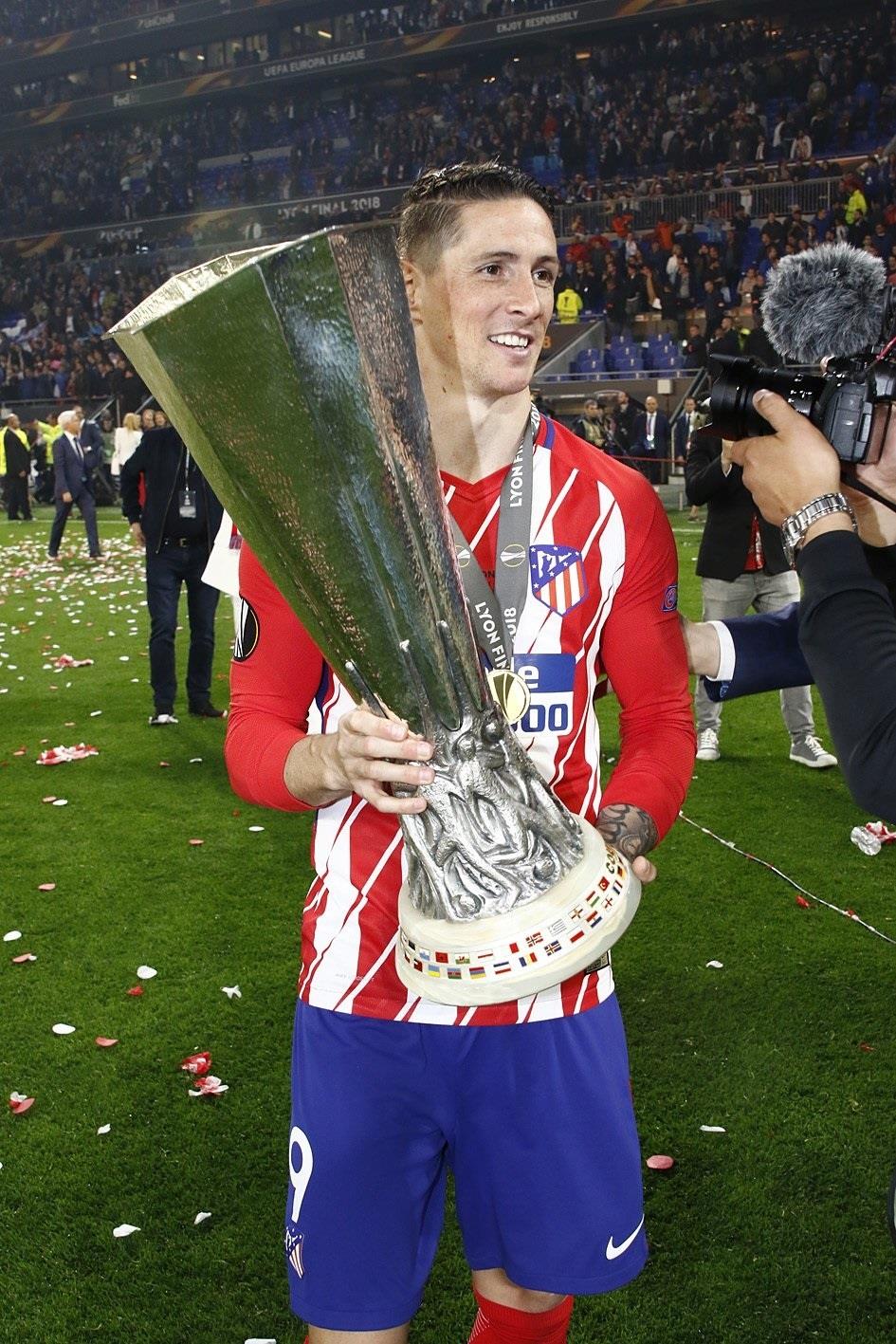 Fernando Torres con la Liga Europa de Lyon | ATLÉTICO DE MADRID S.A.D. - Archivo ep fernando torresla liga europalyon
