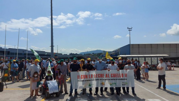 ep ganaderos cantabros protestan por los bajos precios de la leche