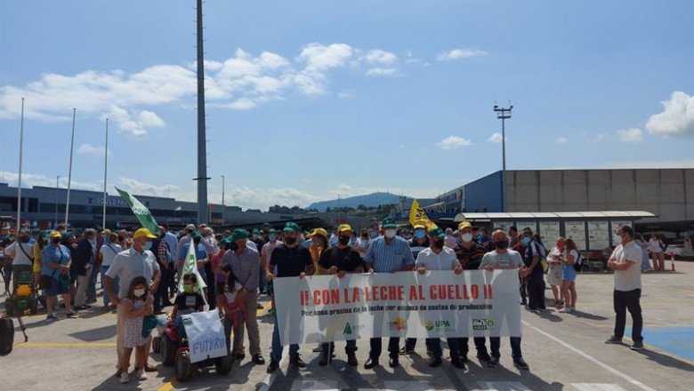Ganaderos cántabros protestan por los bajos precios de la leche. | EUROPA PRESS ep ganaderos cantabros protestan por los bajos precios de la leche