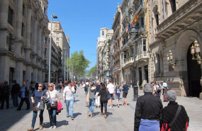 ep gente persona personas paseando paseo familia familias compras fin de semana catalanes turistas