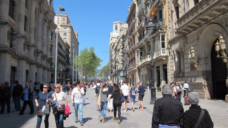 ep gente persona personas paseando paseo familia familias compras fin de semana catalanes turistas ep gente persona personas paseando paseo familia familias compras fin de semana catalanes turistas