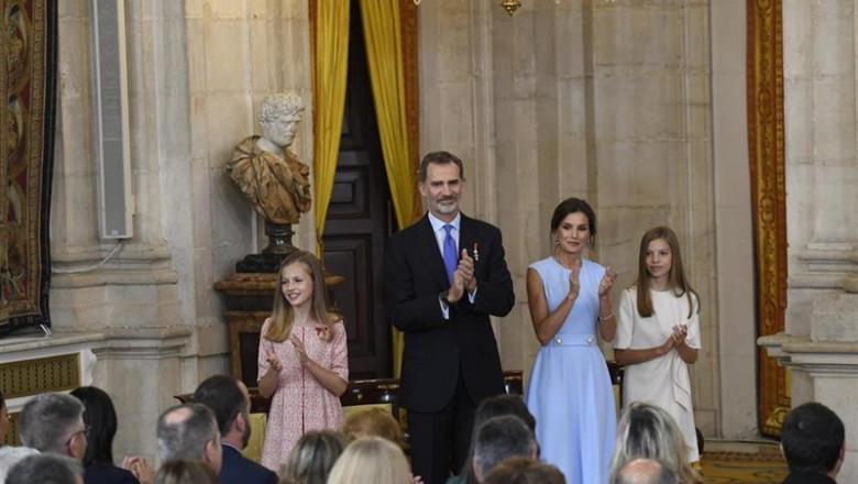 (I-D) La Princesa de Asturias, Leonor de Borbón, el Rey Felipe VI, la Reina Letizia Ortiz y la Infanta Sofía, aplauden durante el acto de imposición de condecoraciones de la Orden del Mérito Civil en el Palacio Real. | Pool - Archivo ep i-d la princesa de asturias leonor de borbon el rey felipe vi la reina letizia ortiz y la infanta