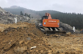 ep imagen de la pala excavadora y de dos operarios supervisando los trabajos en el vertedero de