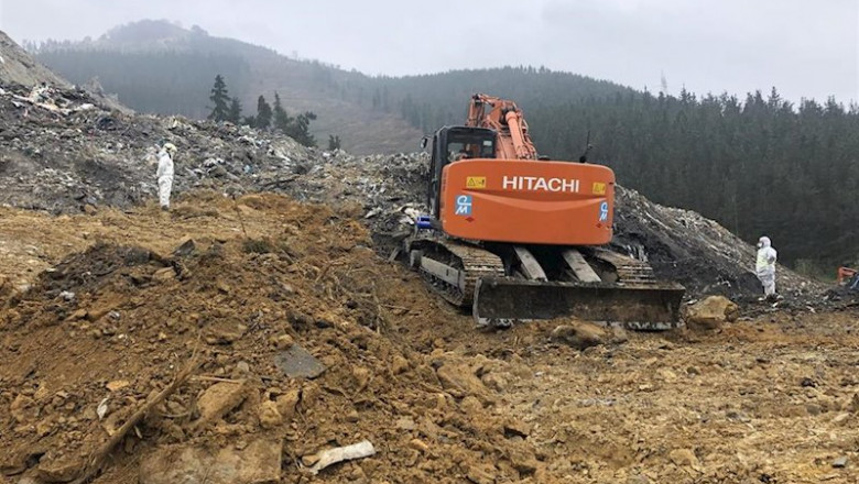 ep imagen de la pala excavadora y de dos operarios supervisando los trabajos en el vertedero de
