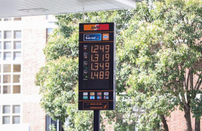 ep imagen del panel donde se muentran los precios actuales de la gasolina en una gasolinera de ep imagen del panel donde se muentran los precios actuales de la gasolina en una gasolinera de