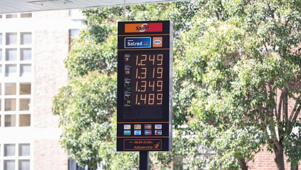 ep imagen del panel donde se muentran los precios actuales de la gasolina en una gasolinera de