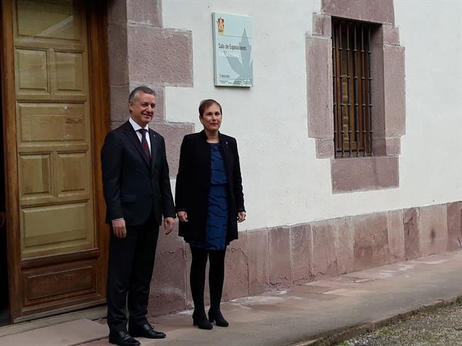 Iñigo Urkullu y Uxue Barkos, en Bertiz, en declaración sobre fin de ETA. | EUROPA PRESS ep inigo urkulluuxue barkos en bertiz en declaracionfineta
