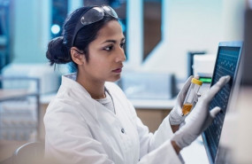 ep investigadora en un laboratorio