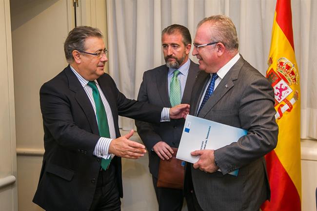 Juan Ignacio Zoido y el presidente de la AVT, Alfonso Sánchez | MINISTERIO DE INTERIOR ep juan ignacio zoidopresidentela avt alfonso sanchez