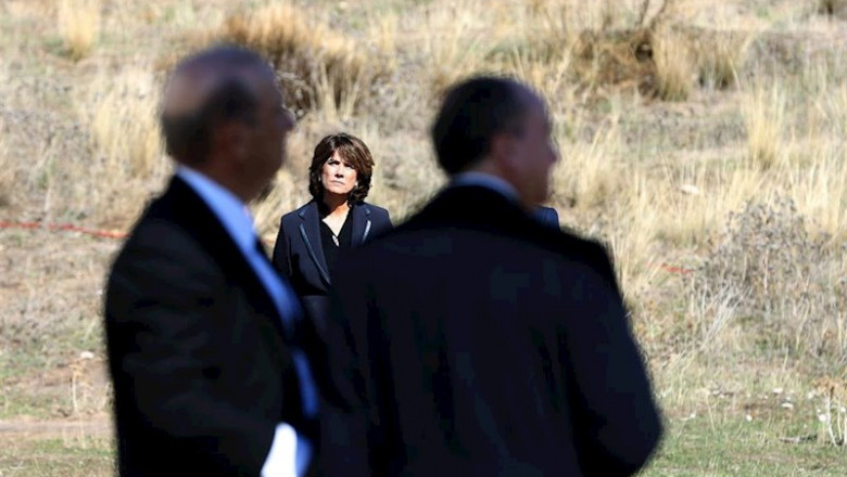 La ministra de Justicia en funciones, Dolores Delgado, en calidad de notaria mayor del Reino, presencia el traslado de los restos del dictador tras el aterrizaje del helicóptero al Monte de El Pardo, desde donde será trasladado al cementerio de El Pardo-M | Pool ep la ministra de justicia en funciones dolores delgado en calidad de notaria mayor del reino