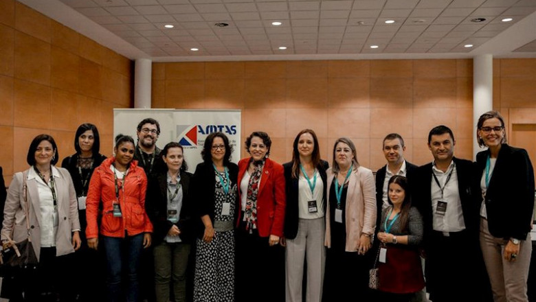 La ministra de Trabajo en funciones, Magdalena Valerio (7i) posa con algunos de los participantes en la inauguración de la jornada de la Unión de Profesionales y Trabajadores Autónomos (UPTA), '#YASomosFuturo', en Madrid (España), a 15 de octubre de 201 | Ricardo Rubio - Europa Press ep la ministra de trabajo en funciones magdalena valerio 7i posa con algunos de los participantes en