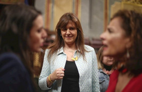ep la portavoz de junts per catalunya en el congreso laura borrs observa una conversacion en la