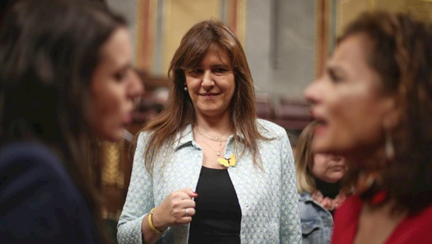 ep la portavoz de junts per catalunya en el congreso laura borrs observa una conversacion en la