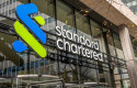 ep logo de standard chartered en una oficina