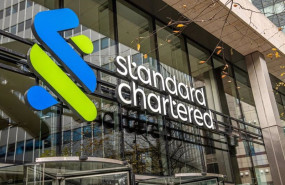 ep logo de standard chartered en una oficina