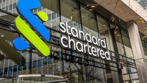 ep logo de standard chartered en una oficina