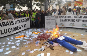 ep los manifestantes del sector primario encienden una hoguera frente a la delegacion del gobierno