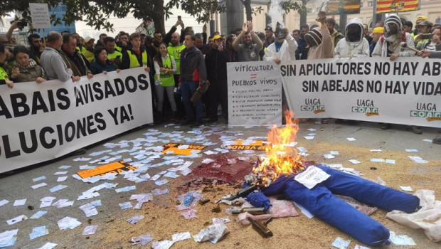 ep los manifestantes del sector primario encienden una hoguera frente a la delegacion del gobierno