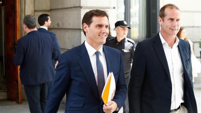El presidente de Ciudadanos, Albert Rivera (1i), a la salida del Congreso. | Óscar J.Barroso - Europa Press ep presidenteciudadanos albert rivera 1i asalidacongreso