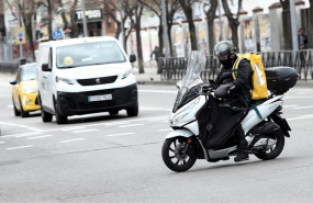 ep repartidores de comida y productos a domilicio conducen por madrid durante el estado de alarma