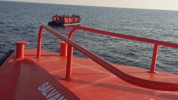 ep salvamento rescatacasi 200 personasbordoseis pateras