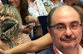 ep secretario gral psoe-aragon javier lamban y candidata carmen dueso detras