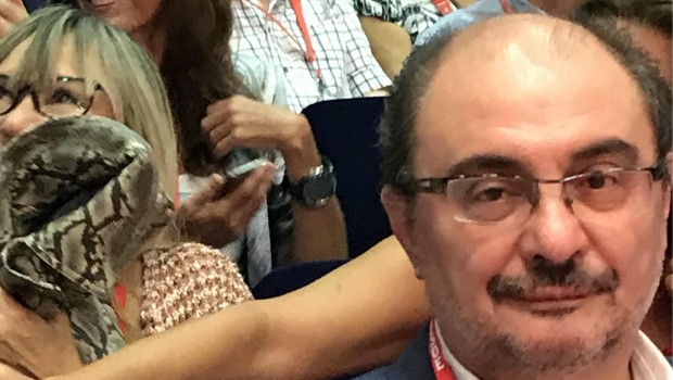 ep secretario gral psoe-aragon javier lamban y candidata carmen dueso detras
